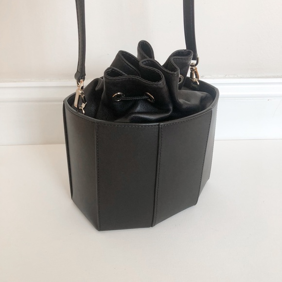 [Henri Bendel] Drawstring Bucket Bag - Picture 3 of 5